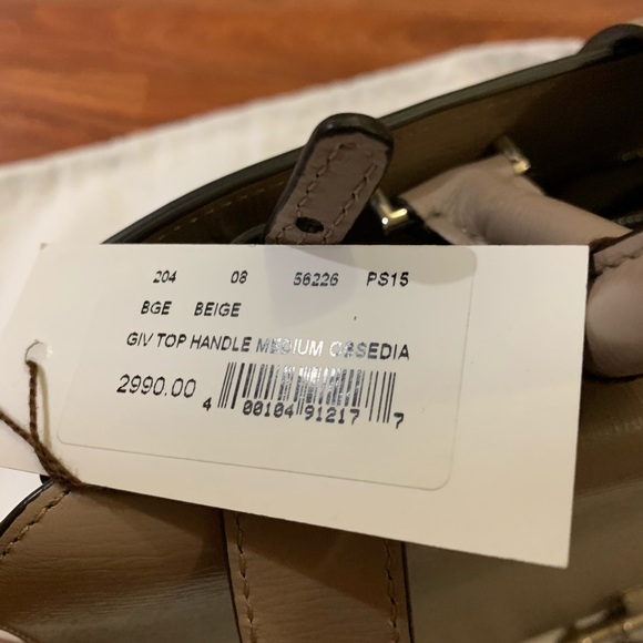 Givenchy - Picture 4 of 4